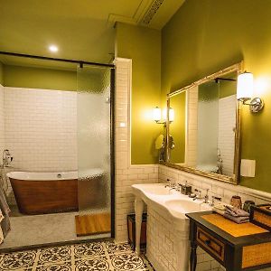 Standard Queen Suite